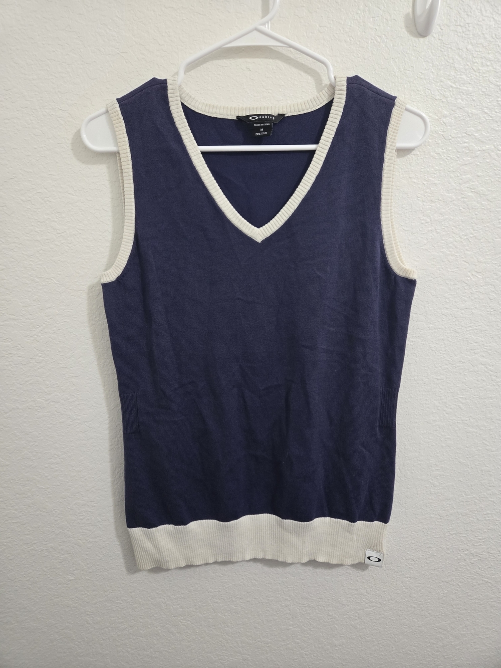 Oakley Navy V‑Neck Knit Sleeveless Top with Cream Trim